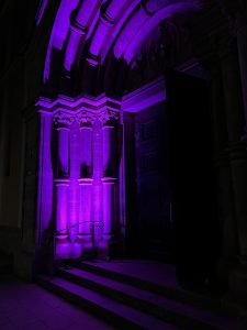 illuminierte Josefskirche während dem Orgelkino