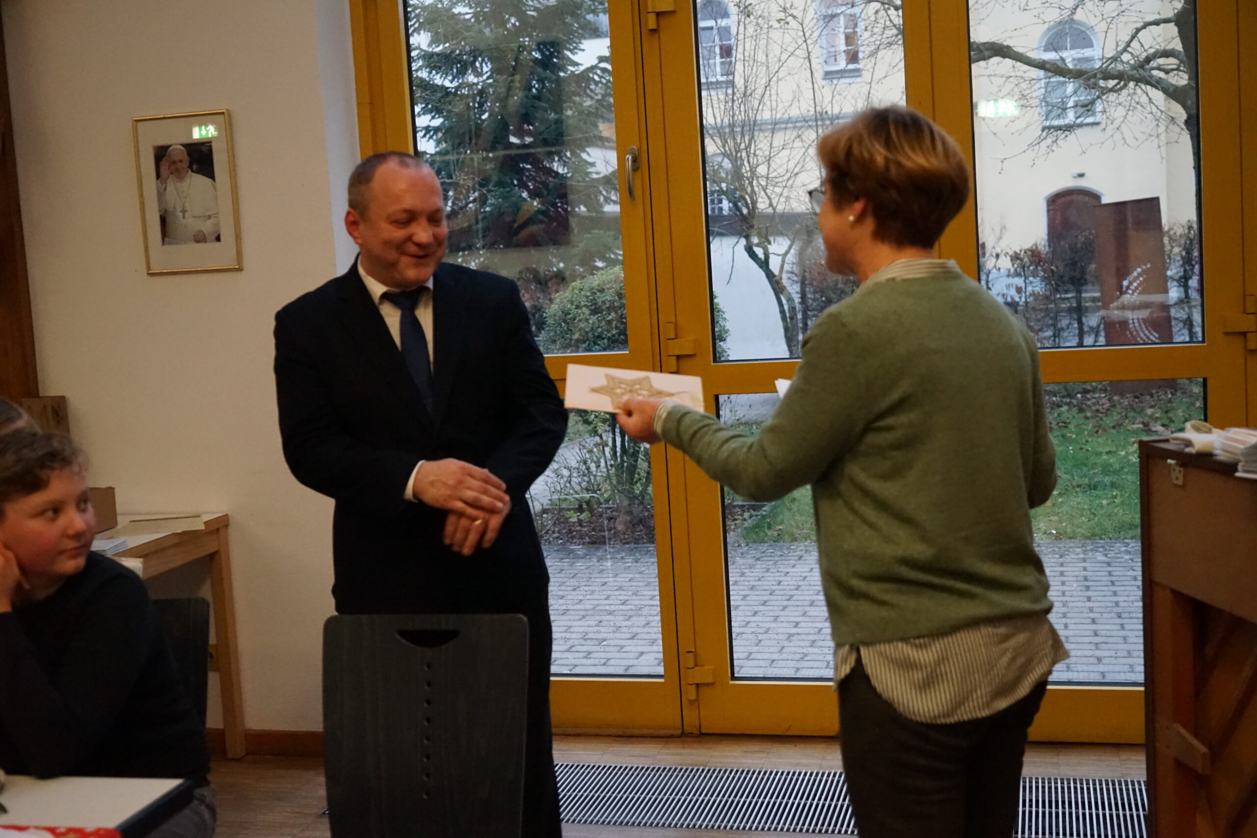 Zur Überbrückung der sprachlichen Barrieren erhält Chorleiter Piotr Pajak ein Büchlein zur oberpfälzer Mundart